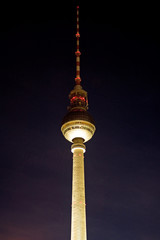 Berliner Fernsehturm bei Nacht