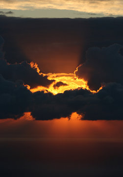 Dunkle Wolken im Sonnenschein, Sonnenaufgang am Stromboli