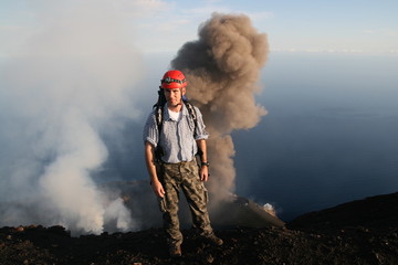 Vulkanologe vor  Eruption am Stromboli
