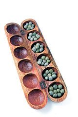 Jeu d'échecs africain sur fond blanc