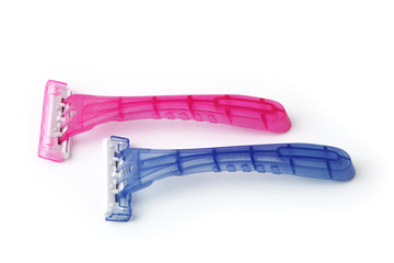 Rasoirs bleu et rose sur fond blanc