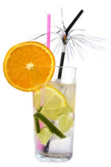 Cocktail mit Limette und Zintrone freigestellt