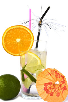 Cocktail mit Limette und Zintrone freigestellt