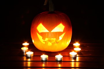 Fototapeta premium halloweenkürbis mit teelichtern