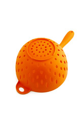 Passoire orange avec manche en plastique sur fond blanc