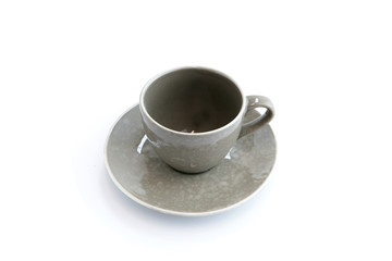Tasse à café avec soucoupe sur fond blanc
