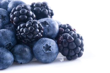 Blackberries and blueberries in a pile