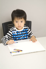 絵を描く男の子