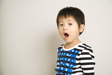 歌を歌う男の子