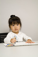 絵を描く女の子