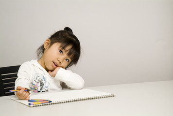 絵を描く女の子