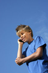 lächelnder 10-jähriger mit Mobiltelefon