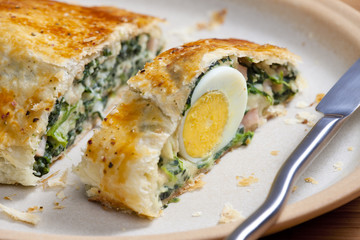 puff roly-poly filled with spinach and eggs
