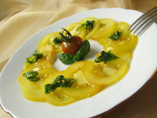 Gelbes Tomaten-Carpaccio mit Basilikum-Pesto