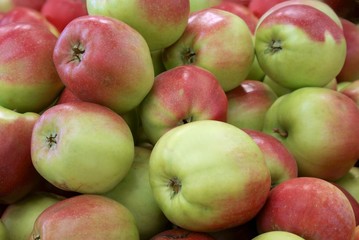 red and green apples