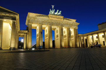 Obraz premium beleuchtetes Brandenburger Tor bei Nacht