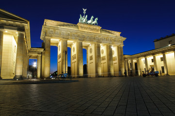 Obraz premium beleuchtetes Brandenburger Tor bei Nacht