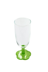 Verre à pied vert sur fond blanc