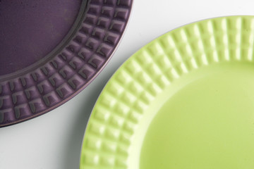 Assiette violette et verte sur fond blanc