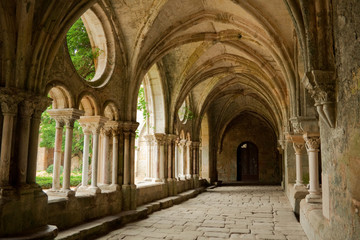 Cloître de l'abbaye de Fontfroide - obrazy, fototapety, plakaty