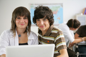 jeune garçon et fille devant un ordinateur portable