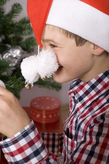 kinder mit weihnachtsmütze