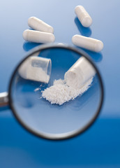 Pulver aus geöffneter weißer Kapsel