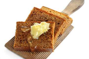 Honigkuchen mit Butter