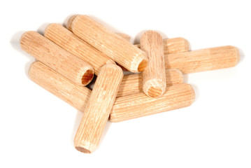 Spine di legno su sfondo bianco
