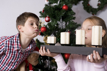 junge pustet kerzen aus