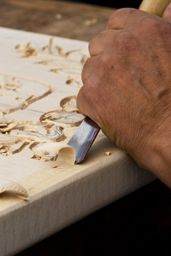 artigiano intagliatore del legno