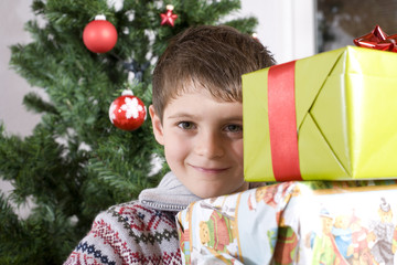 junge trägt geschenke