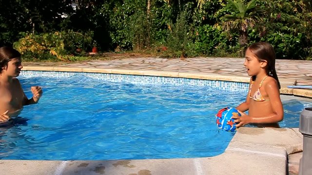 &eacute;change de ballon dans l'eau
