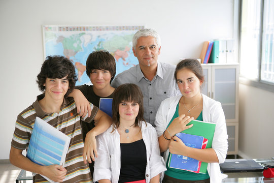 homme pr&egrave;s de jeunes gar&ccedil;ons et de filles avec documents