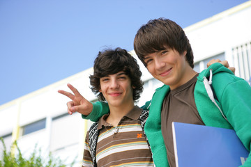 Portrait de jeunes garçons souriants assis avec documents