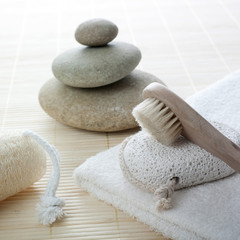 Fototapeta na wymiar galets en équilibre gambo brosse serviette zen massage