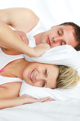 Obraz na płótnie Canvas Kobieta próbuje spać z człowiekiem chrapanie