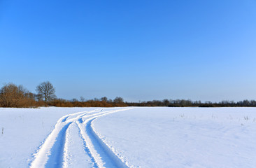 Fototapeta na wymiar Zimowa droga przez pola