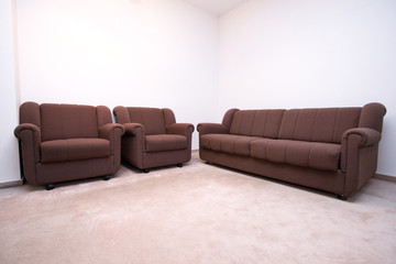 interior mit braunem Sofa in einer design Loft