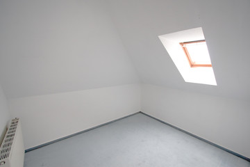 leerer Dachgeschoßraum einer einer Design Loft