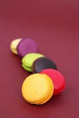 file de macarons colorés