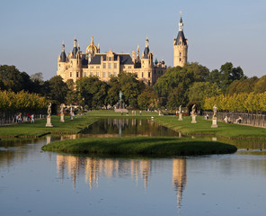Obraz premium Blick auf das Schweriner Schloss über den Kreuzkanal