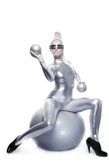 Obraz na płótnie Canvas Beautiful cyber kobieta siedzi na srebrnej kuli ....