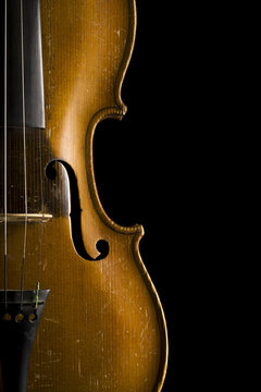 violine nahufnahme vor schwarzem hintergrund