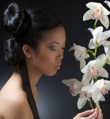 asiatische Frau mit Orchidee