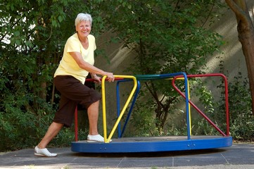 Seniorin auf Spielplatz