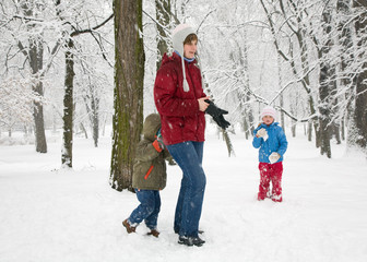 Fototapeta na wymiar Family in winter park
