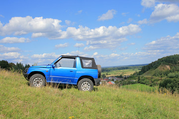 Obraz na płótnie Canvas Off-road. 4x4 jeep na wzgórzu