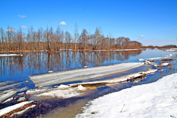Fototapeta na wymiar driving of ice on river
