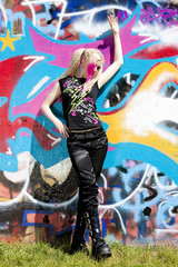 Obraz na płótnie Canvas młoda kobieta, stojąca na ścianie graffiti